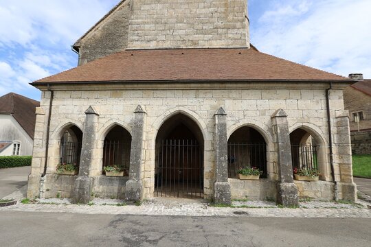 Eglise Saint Laurent, vue de l'ext&eacute;rieur, ville de Ornans, d&eacute;partement du Doubs, France
