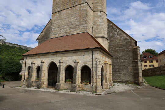 Eglise Saint Laurent, vue de l'ext&eacute;rieur, ville de Ornans, d&eacute;partement du Doubs, France