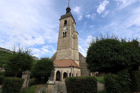 Eglise Saint Laurent, vue de l'ext&eacute;rieur, ville de Ornans, d&eacute;partement du Doubs, France