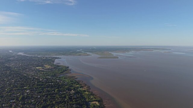 Vista a&eacute;rea panor&aacute;mica de la costa del R&iacute;o de la Plata, parques y zona norte del Gran Buenos Aires en Vicente L&oacute;pez y Olivos, Argentina