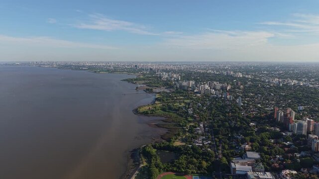 Vista a&eacute;rea panor&aacute;mica de la costa del R&iacute;o de la Plata, parques y zona norte del Gran Buenos Aires en Vicente L&oacute;pez y Olivos, Argentina