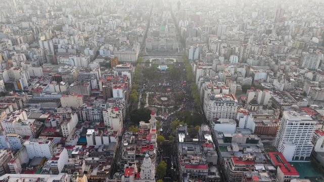 Vista a&eacute;rea del Congreso de la Naci&oacute;n Argentina y Plaza del Congreso colmada durante una manifestaci&oacute;n en Buenos Aires