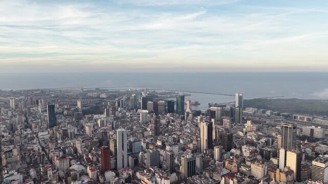 Vista a&eacute;rea panor&aacute;mica de la ciudad de Buenos Aires y el R&iacute;o de la Plata desde gran altura, Argentina