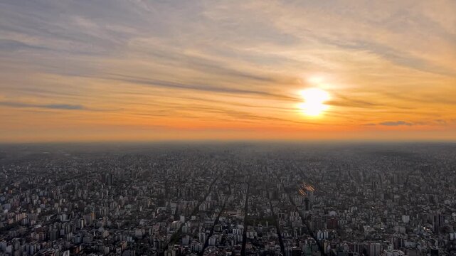 Vista a&eacute;rea de la ciudad de Buenos Aires al atardecer con skyline urbano y luz dorada. Atardecer. Argentina. Gran Ciudad. 