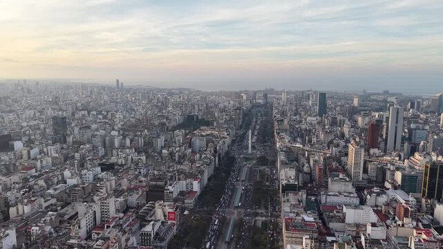 Vista a&eacute;rea panor&aacute;mica de la Avenida 9 de Julio y el Obelisco con la ciudad de Buenos Aires de fondo, Argentina