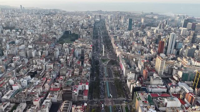 Vista a&eacute;rea panor&aacute;mica de la Avenida 9 de Julio y el Obelisco con la ciudad de Buenos Aires de fondo, Argentina