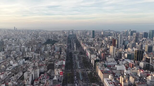 Vista a&eacute;rea panor&aacute;mica de la Avenida 9 de Julio y el Obelisco con la ciudad de Buenos Aires de fondo, Argentina