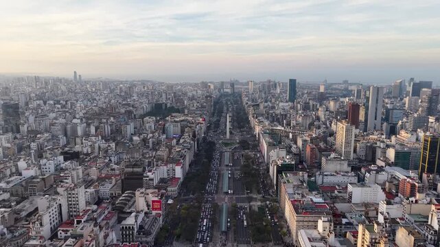 Vista a&eacute;rea panor&aacute;mica de la Avenida 9 de Julio y el Obelisco con la ciudad de Buenos Aires de fondo, Argentina