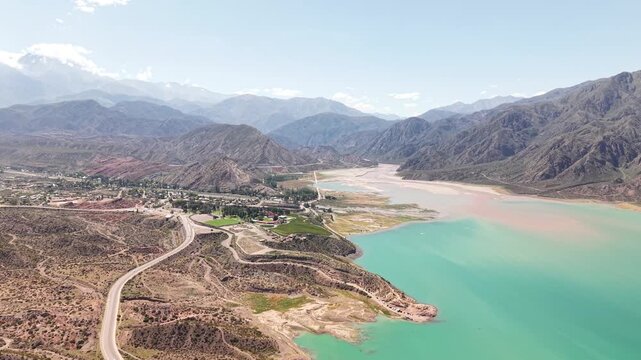 Potrerillos, Mendoza. Vista a&eacute;rea del Embalse Potrerillos y Cordillera de los Andes en Mendoza, Argentina, d&iacute;a soleado. Turismo Argentina.