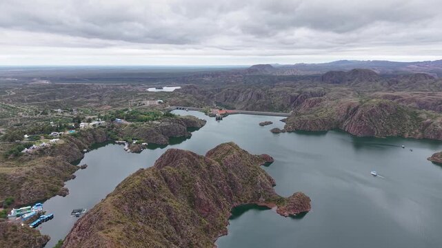 Dique Los Reyunos y embalse entre monta&ntilde;as en San Rafael, Mendoza, Argentina. Vista Aerea. Monta&ntilde;as, Dique, Laguna. Lago.