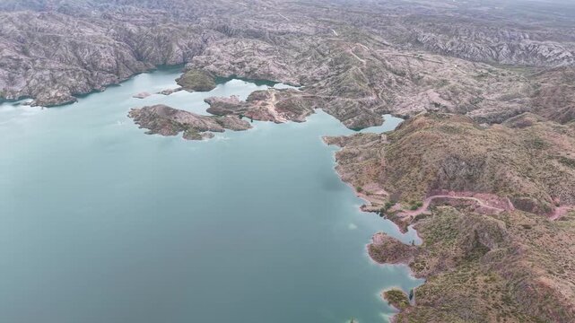 Dique Los Reyunos y embalse entre monta&ntilde;as en San Rafael, Mendoza, Argentina. Vista Aerea. Monta&ntilde;as, Dique, Laguna. Lago.