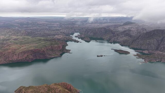 Dique Los Reyunos y embalse entre monta&ntilde;as en San Rafael, Mendoza, Argentina. Vista Aerea. Monta&ntilde;as, Dique, Laguna. Lago.