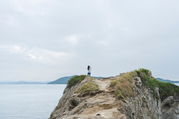 Fototapeta premium 夕暮れの海にいる女性