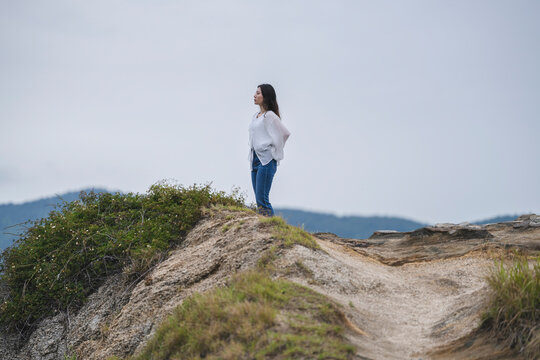 夕暮れの海にいる女性