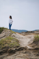 Obraz premium 夕暮れの海にいる女性