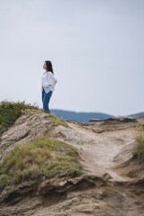 Obraz premium 夕暮れの海にいる女性