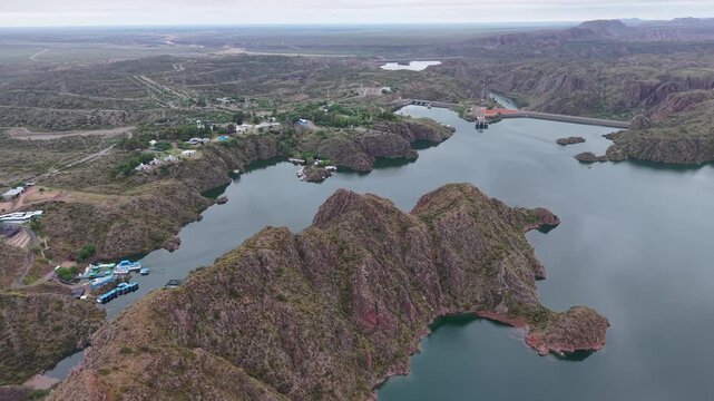 Dique Los Reyunos y embalse entre monta&ntilde;as en San Rafael, Mendoza, Argentina. Vista Aerea. Monta&ntilde;as, Dique, Laguna. Lago.