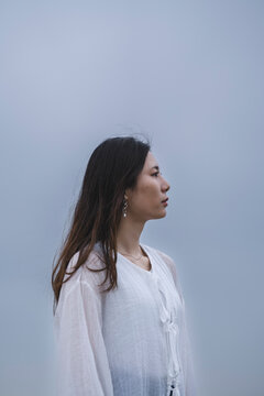 夕暮れの海にいる女性