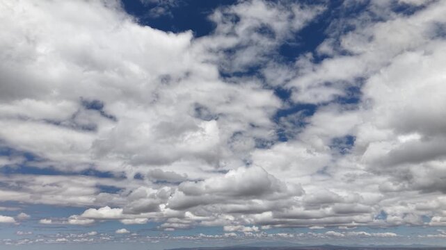 Paisaje de cielo azul con nubes blancas en un d&iacute;a soleado