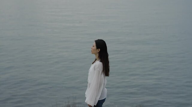 夕暮れの海にいる女性