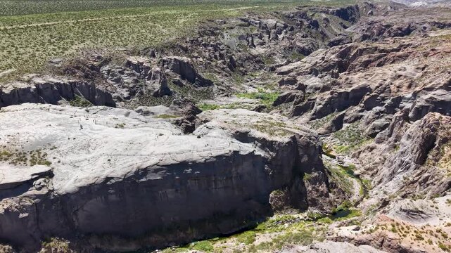 Vista a&eacute;rea del Camino del Atuel y Ca&ntilde;&oacute;n del Atuel con monta&ntilde;as y R&iacute;o Atuel en San Rafael, Mendoza, Argentina