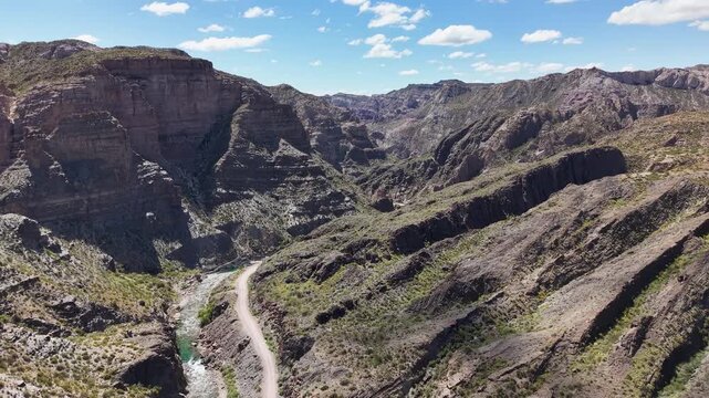 Vista a&eacute;rea del Camino del Atuel y Ca&ntilde;&oacute;n del Atuel con monta&ntilde;as y R&iacute;o Atuel en San Rafael, Mendoza, Argentina