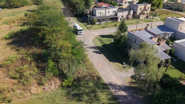 Cami&oacute;n avanzando por una calle de pueblo. Transporte, movilidad y vida cotidiana en zona urbana