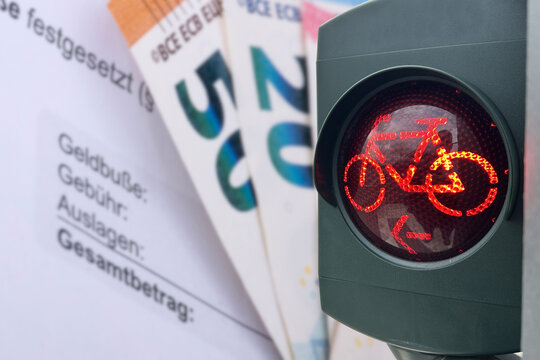 Ein Bu&szlig;geldbescheid und eine rote Ampel f&uuml;r Fahrradfahrer