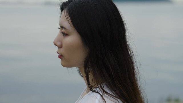 夕暮れの海にいる女性