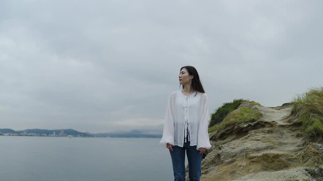 夕暮れの海にいる女性