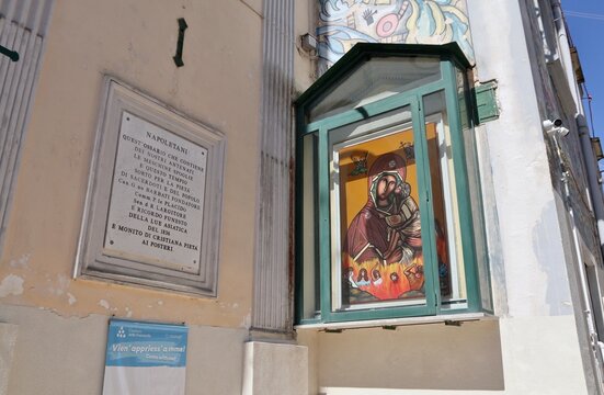 Napoli - Particolare della facciata della Chiesa di Maria Santissima del Carmine