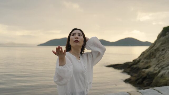 夕暮れの海にいる女性