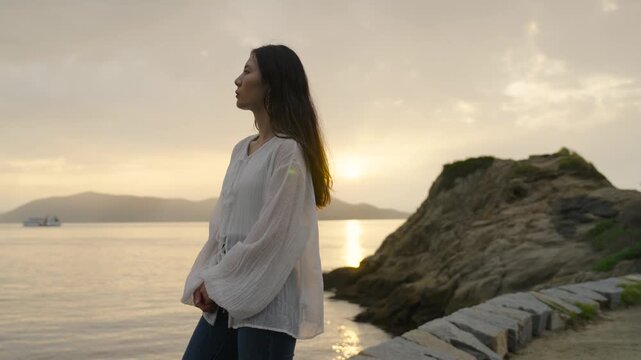 夕暮れの海にいる女性