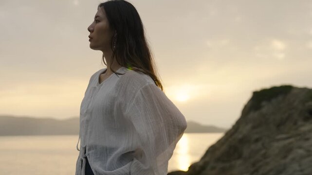 夕暮れの海にいる女性