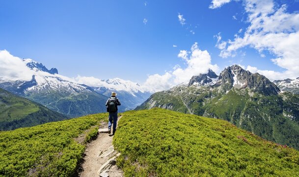 Mountaineers on hiking trail, mountain panorama with glaciated mountain peaks, Aiguille du Midi and Mont Blanc, Aiguille de Mesure and Aiguille de Chamois, hiking to Aiguillette des Posettes, Chamonix, Haute-Savoie, France