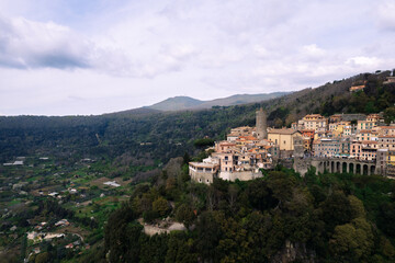 Obraz premium Historic Italian village on forested hilltop