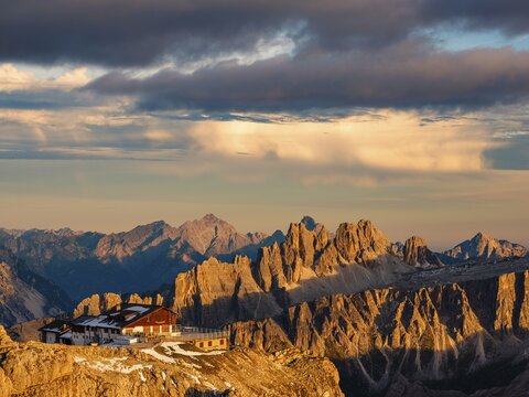 Alpengl&uuml;hen, Rifugio Lagazuoi and rugged Dolomite peaks in the evening light, Dolomites, Alps, Belluno province, Veneto, Italy