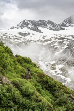 Mountaineers on a hiking trail, in the background glaciated peak Dosso Largo and glacier Schlegeiskees, cloudy atmospheric mountain landscape, ascent to Furtschaglhaus, Berliner H&ouml;henweg, Zillertal, Tyrol, Austria