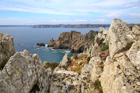 Blick auf die raue C&ocirc;te d&rsquo;Iroise in der Bretagne, wo majest&auml;tische Felsklippen auf das tiefblaue Meer treffen. Bewachsene H&auml;nge und kleine Buchten pr&auml;gen diese wilde Atlantikk&uuml;ste.