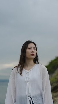 夕暮れの海にいる女性