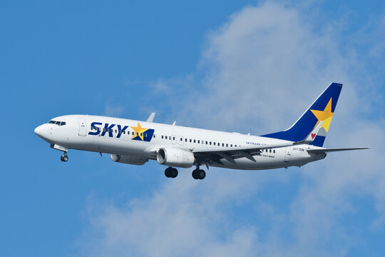 Skymark Airlines Boeing 737-800 (JA73NN) on final approach to Haneda Airport
