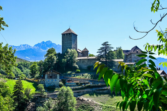 Dorf Tirol, Schloss Tirol, Herrschaftsweg, Waalweg, Wanderweg, Vinschgau, Weinberge, Aussicht, Etschtal, S&uuml;dtirol, Fr&uuml;hling, Sommer, Italien