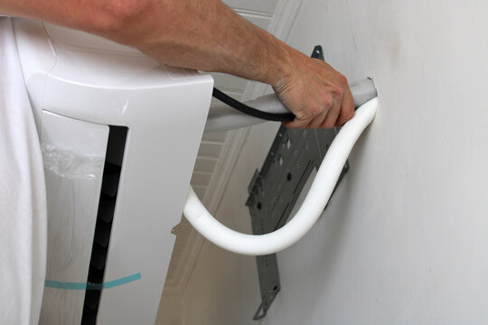 Mise en place des liaisons (&eacute;lectricit&eacute;, gaz, eau) entre unit&eacute; int&eacute;rieure et ext&eacute;rieure par le technicien, pose d&rsquo;un syst&egrave;me de climatisation monosplit r&eacute;versible