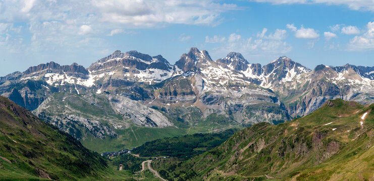 Vista panor&aacute;mica del impresionante macizo de Aspe, sobre la estaci&oacute;n de esqu&iacute; de Candanch&uacute;, en la provincia de Huesca, Arag&oacute;n, Espa&ntilde;a.
