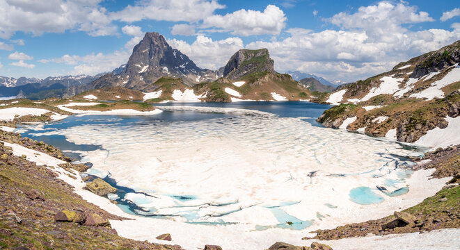 Vista panoramica del lago Lac de Bersau (2,080 m) durante el deshielo primaveral, situado en el coraz&oacute;n del valle de Ossau, Parque Nacional de los Pirineos franceses, Francia.
