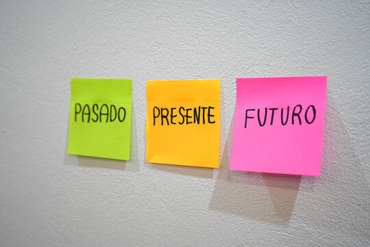 Three sticky notes in green, yellow, and pink with texts &ldquo;PASADO,&rdquo; &ldquo;PRESENTE,&rdquo; and &ldquo;FUTURO,&rdquo; arranged in sequence, symbolizing time, mindfulness, past, present, and future.