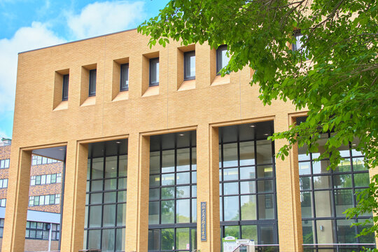 新緑と青空に映える北海道大学附属図書館の本館外観 Exterior view of the Hokkaido University Central Library with fresh green leaves and blue sky