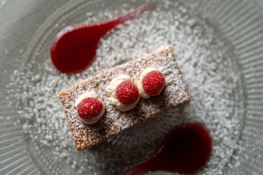 postre de milhojas de nata, az&uacute;car glas y moras rojas