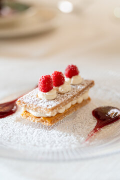 postre de milhojas de nata, az&uacute;car glas y moras rojas