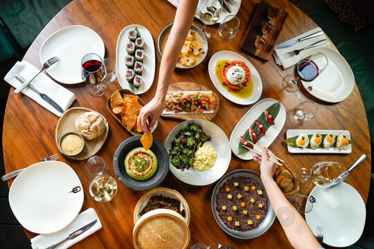 Mesda en restaurante con platos de comida